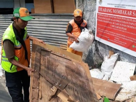 Puing Di Atas Trotoar Jalan Bangka VIII Diangkut