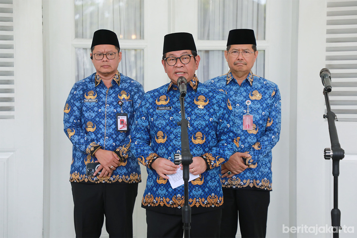 Gubernur Pramono memberikan keterangan di Balai Kota