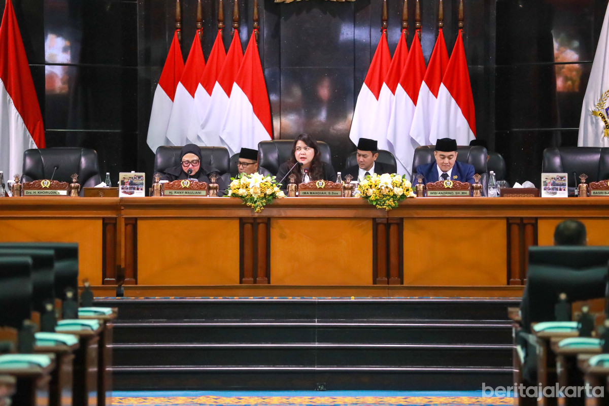 Ima Mahdiah memimpin pelaksanaan rapat paripurna DPRD DKI Jakarta