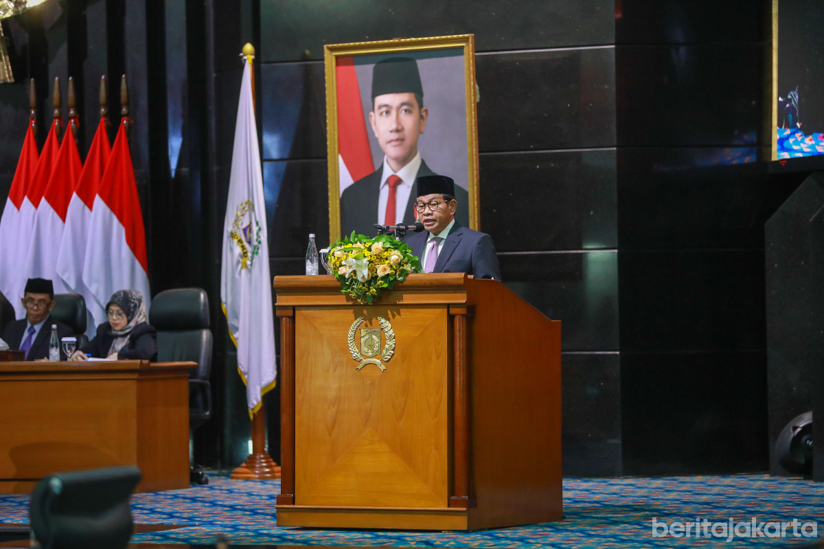 Pramono menyampaikan jawaban atas dua Raperda di Rapat Paripurna DPRD DKI