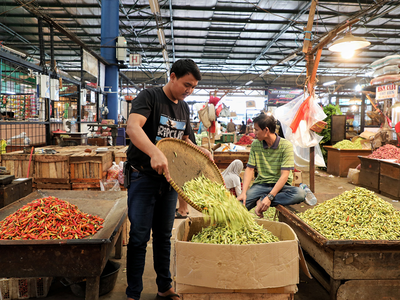 Harga Cabai di Pasar Induk Kramat Jati Menurun