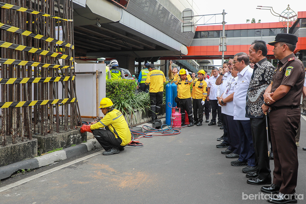 Pembongkaran tiang monorel di Rasuna Said