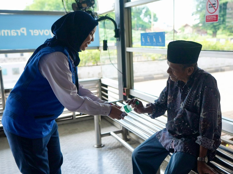 Transjakarta Bagikan 220 Ribu Produk Gratis di Seluruh Halte BRT 