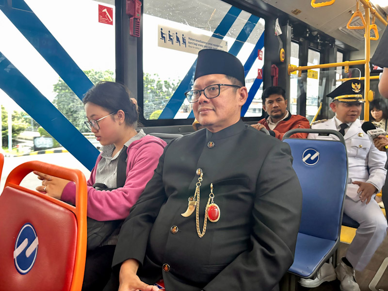 Budi Awaludin Naik Bus Transjakarta Hadiri Pelantikan di Balaikota 