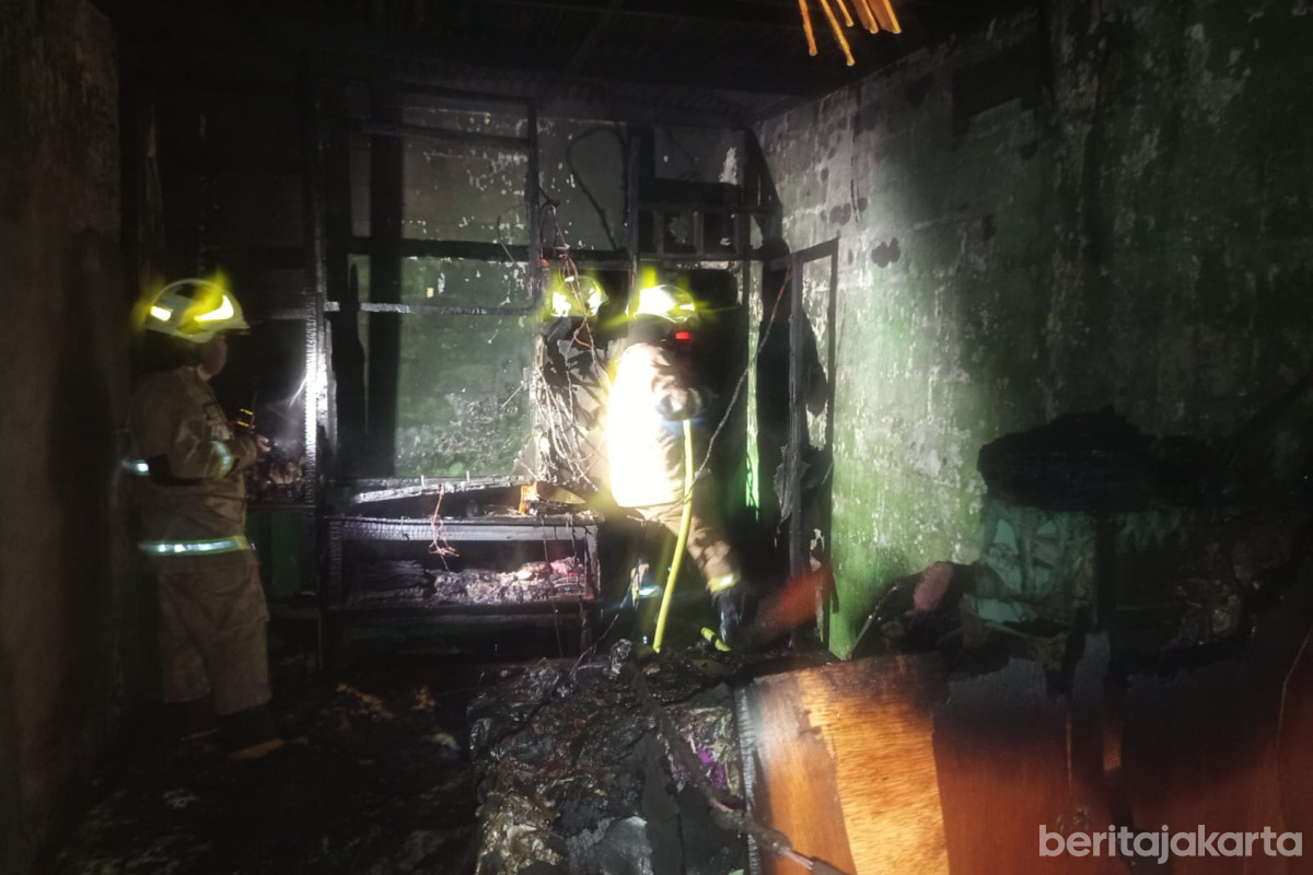 Petugas memadamkan kebakaran rumah di Pondok Pinang