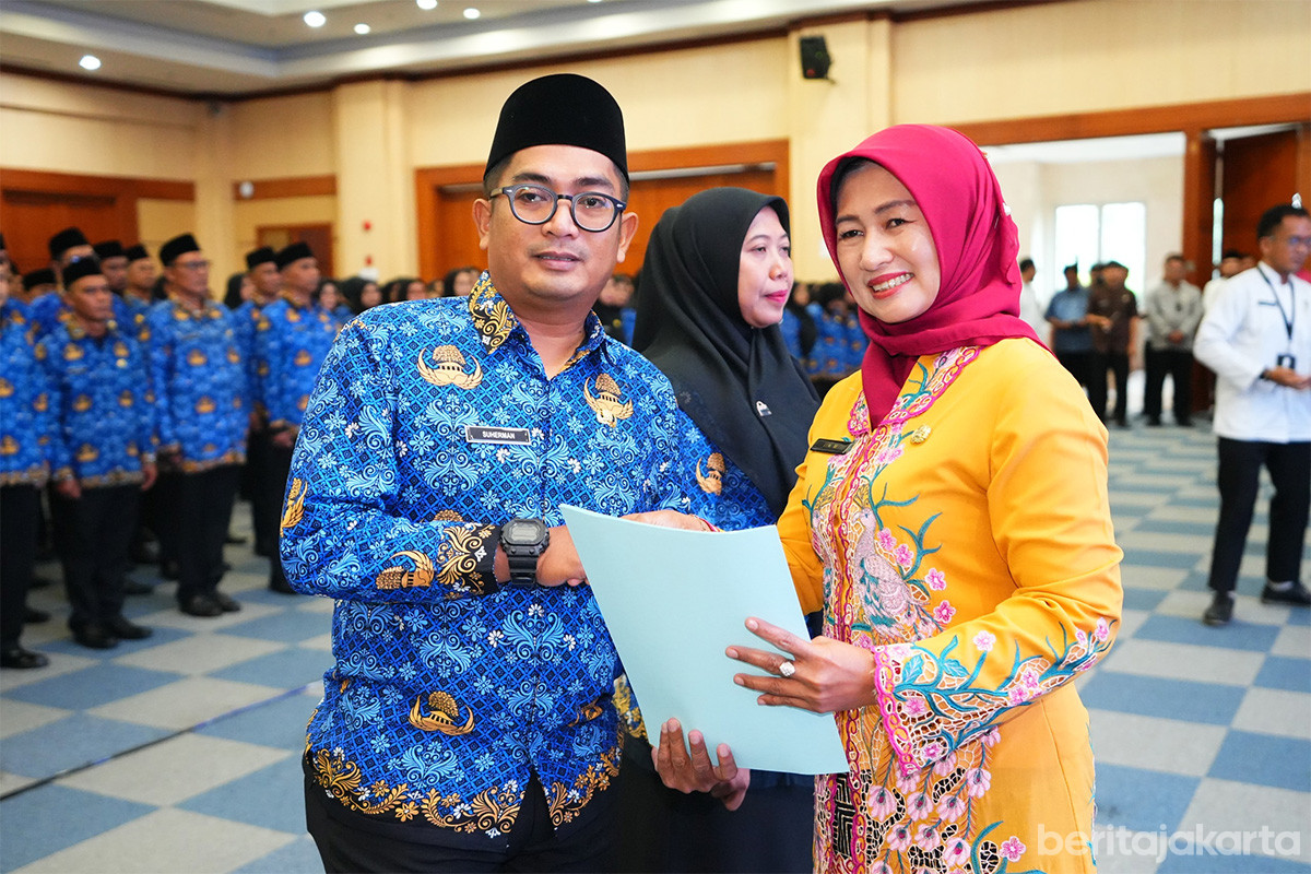 Wali Kota Jakbar, Iin Mutmainnah serahkan SK PPPK Paruh Waktu