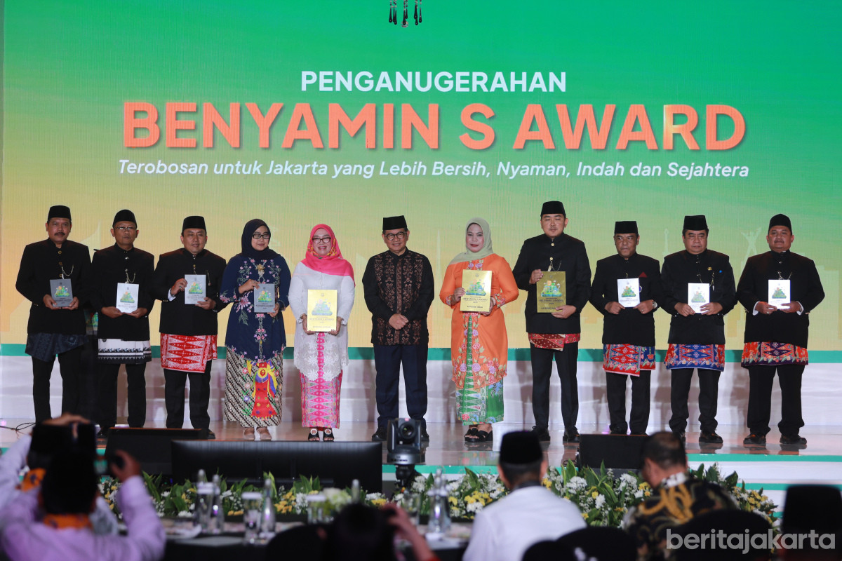 Pramono Anung bersama para pemenang dan finalis Benyamin S Award 2025