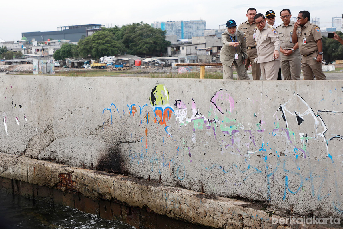 Gubernur Pramono beserta jajaran meninjau langsung kondisi tanggul pengaman pantai di Muara Baru