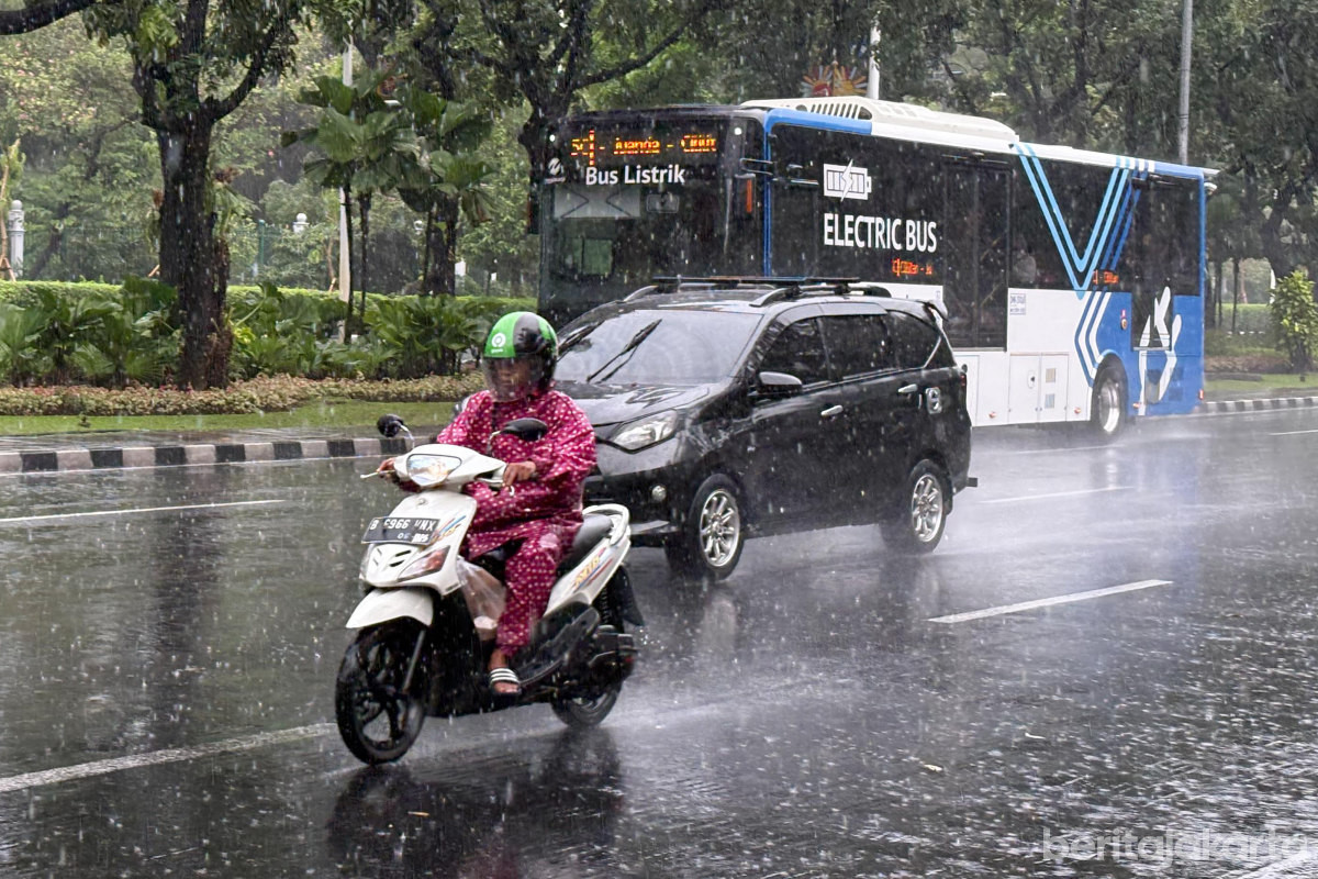 BMKG Prediksi Hujan Guyur Jakarta Mulai Siang Hingga Malam 