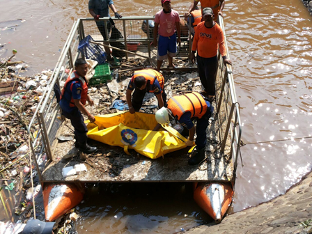 Petugas Damkar Berhasil Temukan Korban Hanyut di Ciliwung