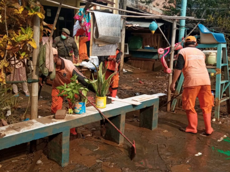 38 Personel Gabungan Dikerahkan Atasi Penanganan Pasca Banjir di Cipinang Muara