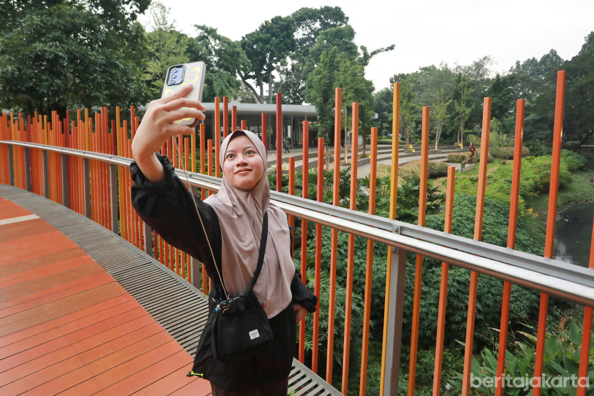 Salah satu pengunjung berswafoto di Tebet Eco Park