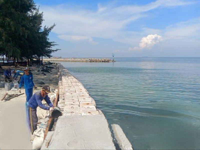 Pasukan Biru Bangun Tanggul di Sisi Utara Pulau Untung Jawa