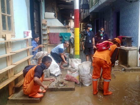 10 Anggota PPSU Bantu Warga Bersihkan Lumpur Sisa Genangan di Kampung Melayu