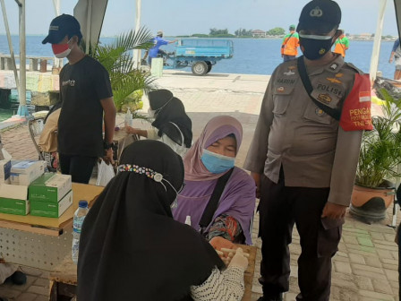 Belasan Penumpang Kapal Jalani Rapid Test Antigen di Dermaga Utama Pulau Pramuka 