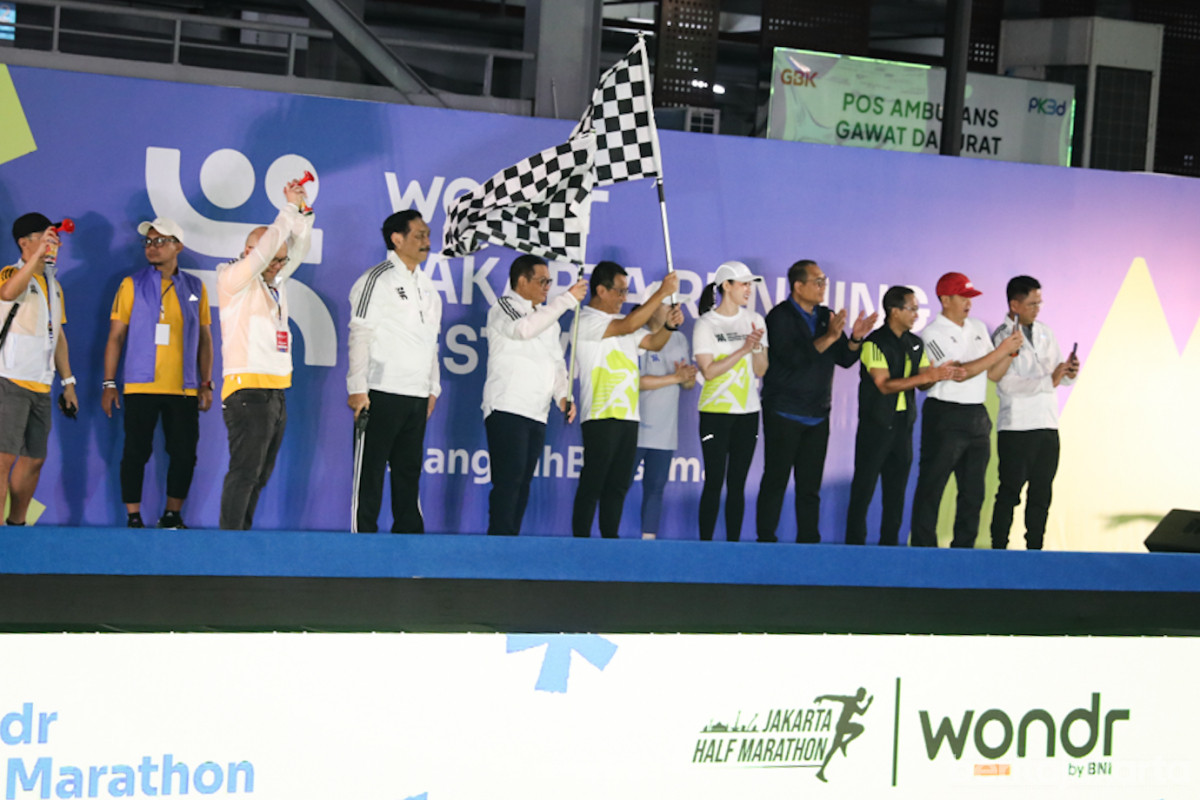 Gubernur Pramono melakukan Flag off pada Jakarta Running Festival 2025