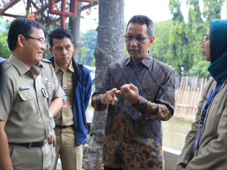 Pj Gubernur Heru Tinjau Progres Pembangunan Peningkatan Kapasitas Sungai di Pasar Baru