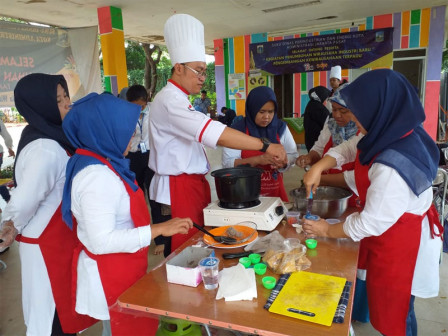 Menengok Antusias Kaum Ibu di Menteng Membuat Bakso 