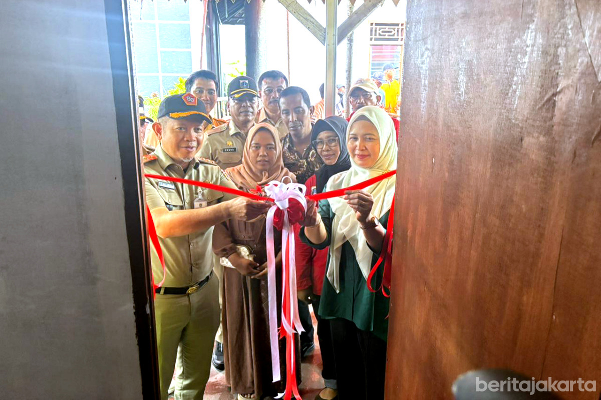 Suasana pemotongan pita masuk rumah baru nelayan Pulau Untung Jawa