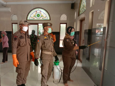Masjid Assalam Cengkareng Barat di Semprot Disinfektan