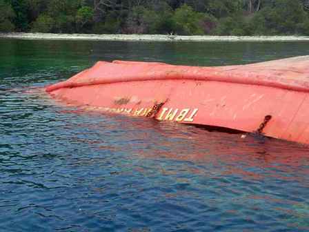 Tumpahan Minyak Kapal Karam Menyebar Di Pulau Seribu