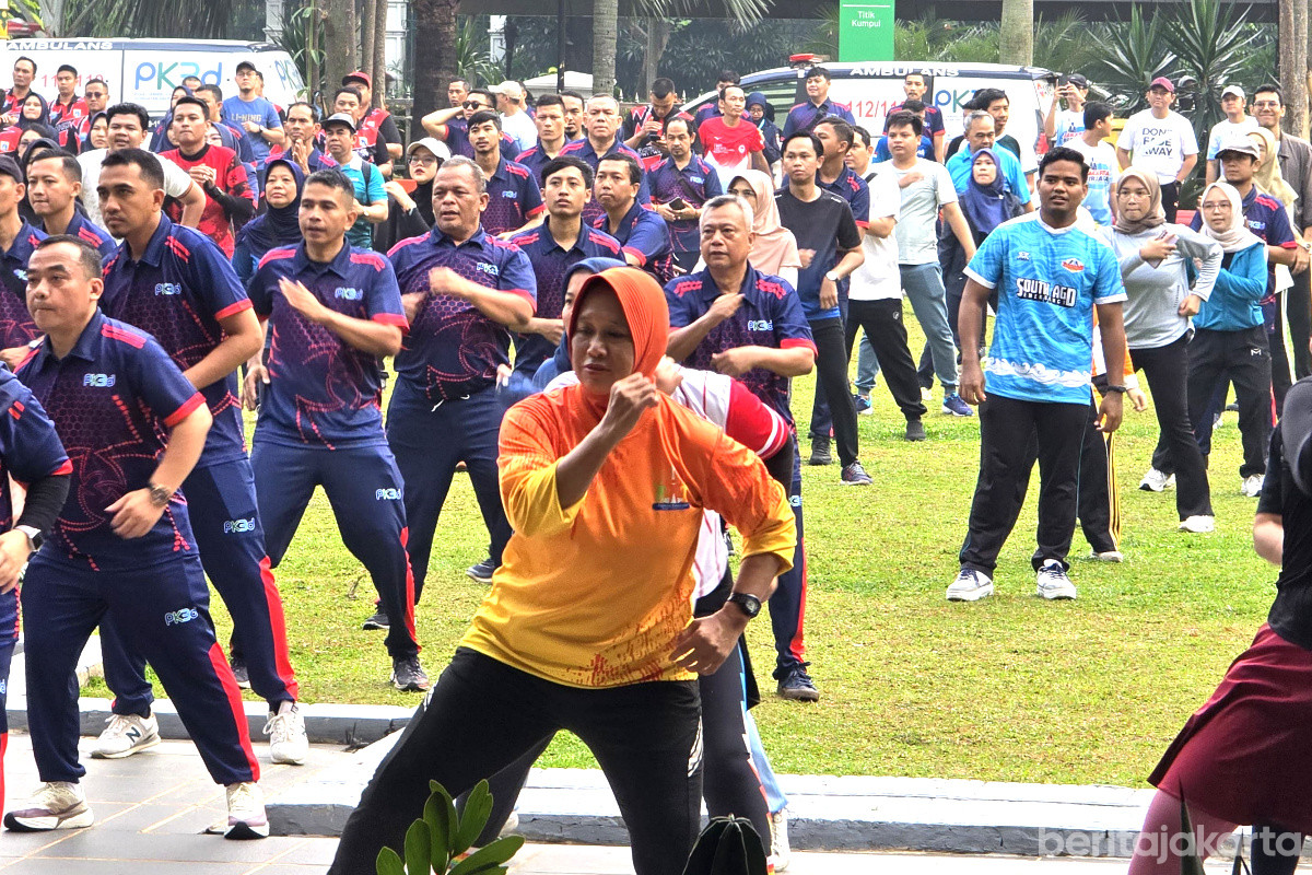Sejumlah ASN dan pegawai Pemprov DKI Jakarta mengikuti senam bersama