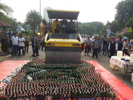 Empat Ribu Botol Miras Dimusnahkan di Monas	