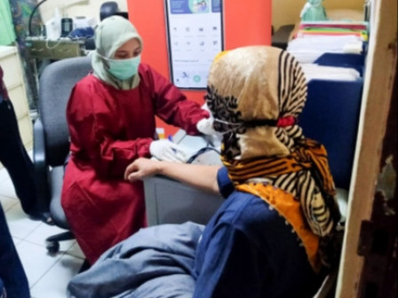 Layanan Malam, 30 Warga Disuntik Vaksin COVID-19 di Cilandak