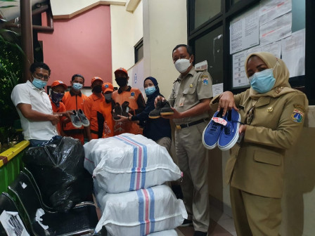 155 Pasang Sepatu Didonasikan untuk Petugas PPSU Sunter Agung