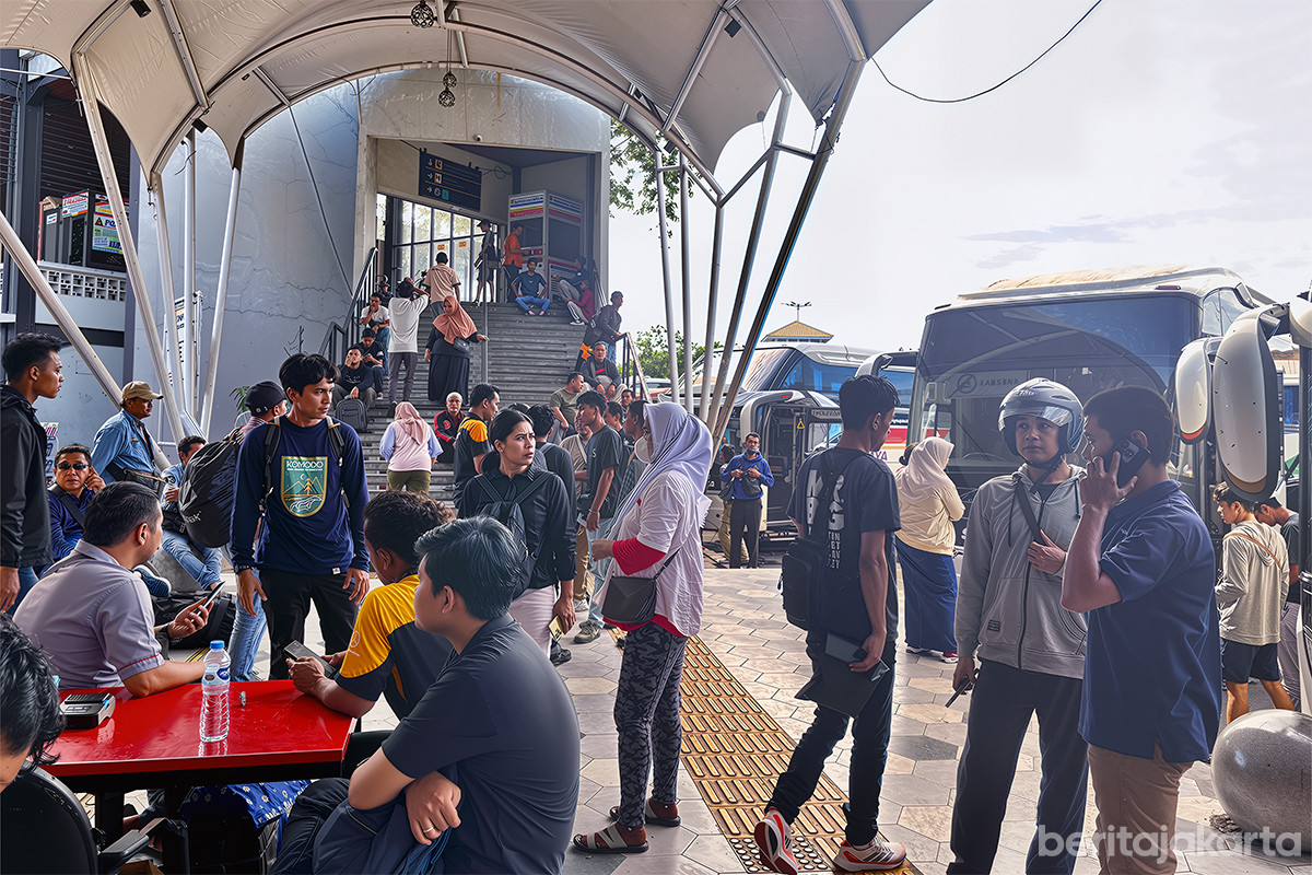 Para pemudik menunggu bus di Terminal Tanjung Priok