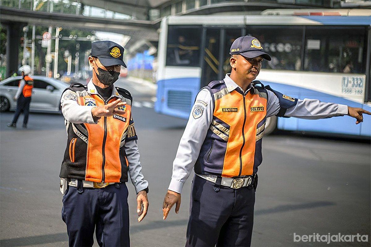 Personel Dishub mengatur lalu lintas