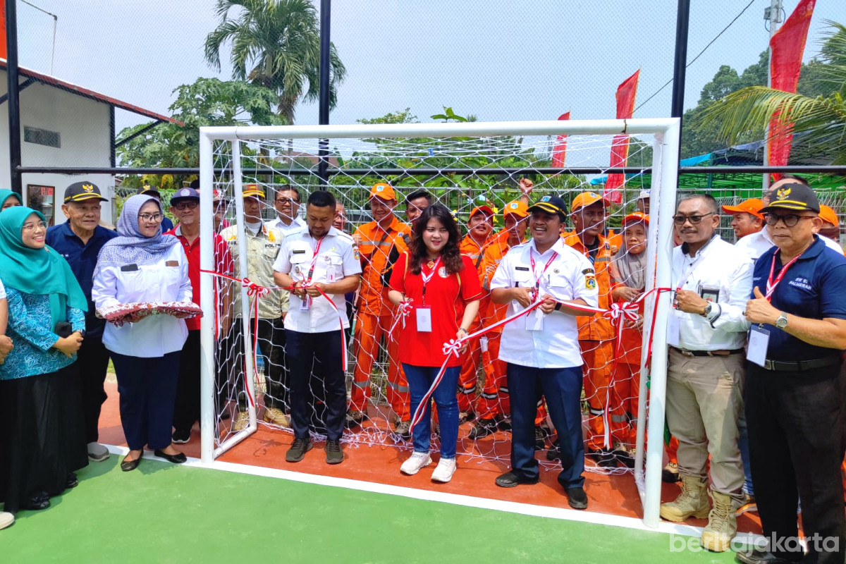 Prosesi pemotongan pita tanda diresmikannya lapangan Taman Palmerah Indah