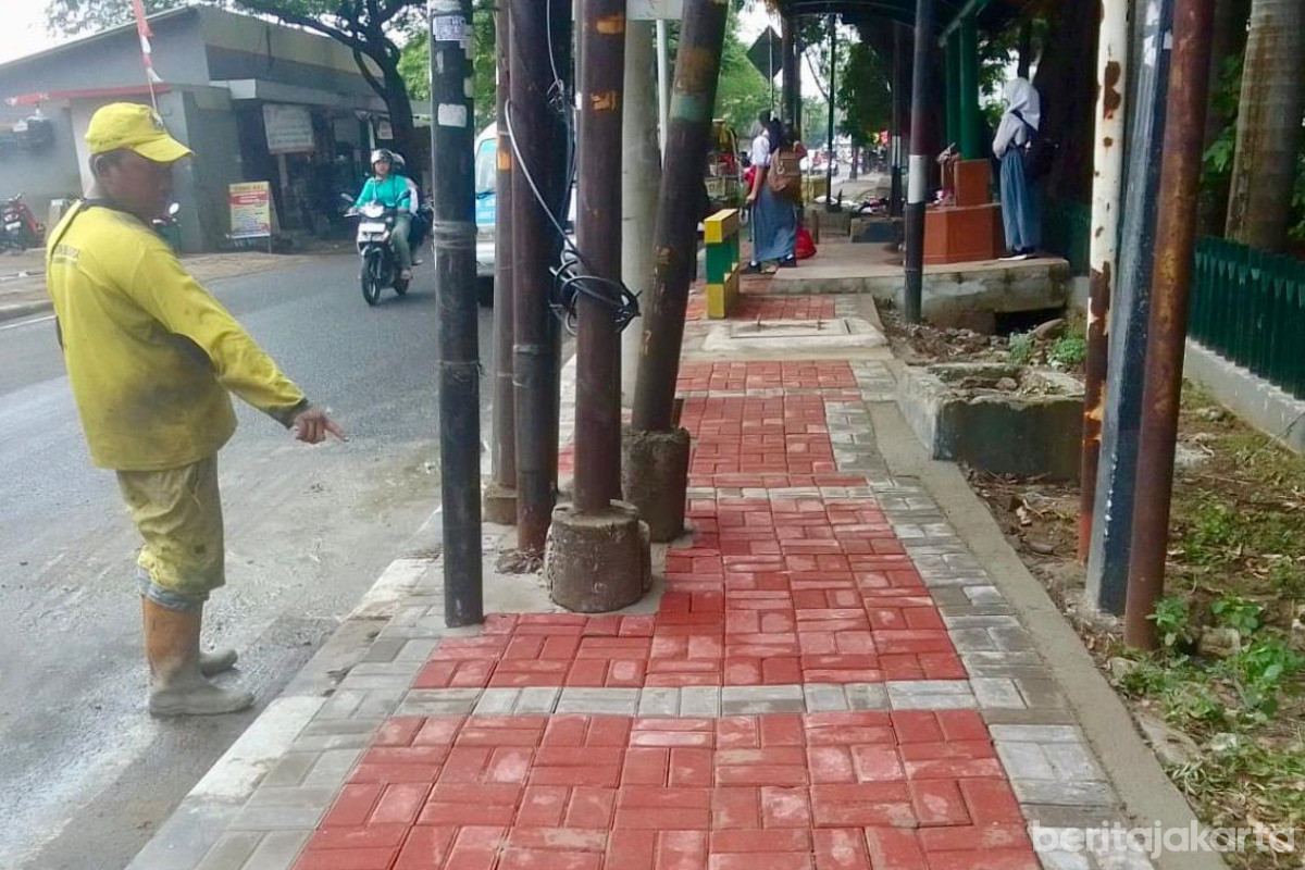 Perbaikan trotoar dan halte Taman Barito Jalan Tipar Cakung