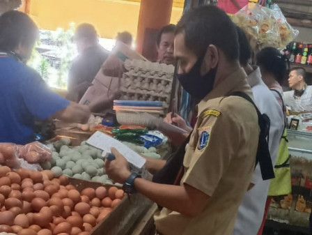 Sudin KPKP Jakbar Pantau Harga Komoditas di Delapan Pasar Tradisional di Jakbar 