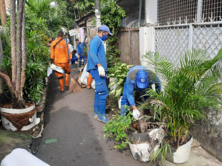 70 Petugas Gabungan Bersihkan Lingkungan RW 02 Gelora
