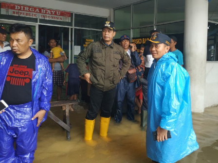 Walikota Jakbar Salurkan Bantuan Korban Banjir di Posko Rawa Buaya