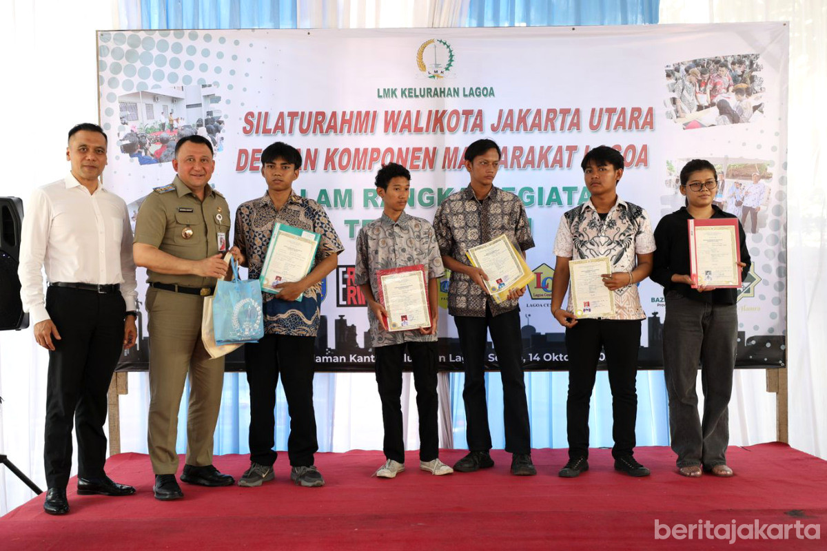 Wali Kota Jakarta Utara, Hendra Hidayat saat penyerahan ijazah