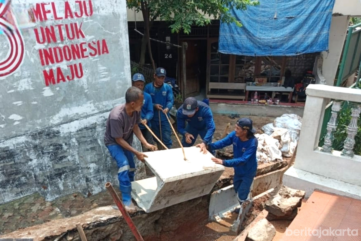Proses pemasangan beton u-ditch ke dalam Saluran Air di Jalan Abuserin III