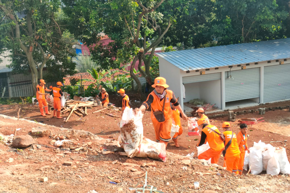 Petugas PPSU sedang membersihkan kawasan Sentra Fauna dan Kuliner Lenteng Agung