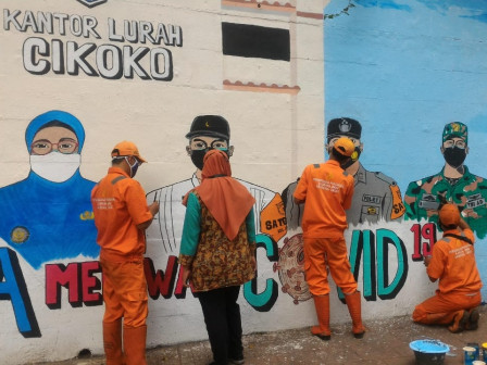 Kelurahan Cikoko Sosialisasikan Vaksinasi Melalui Mural