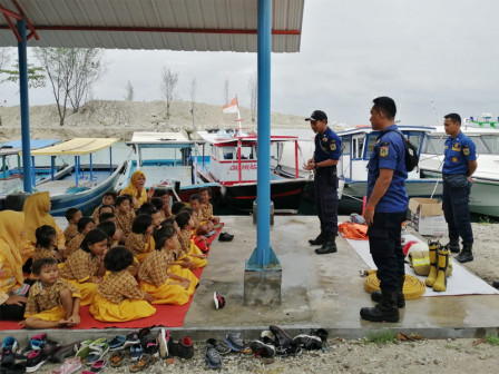 Siswa TK Negeri 03 Pulau Tidung Dikenalkan Profesi Petugas Gulkarmat