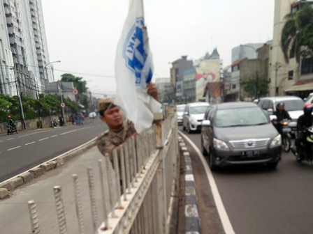 17 Bendera Ormas di Menteng di Tertibkan Petugas