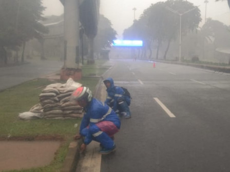 Satpel SDA Setiabudi Bersihkan Tali Air Jalan Sudirman