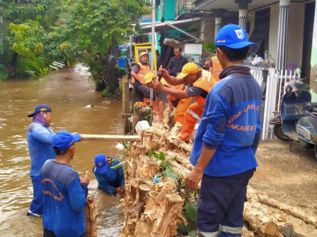 Personel Gabungan Pasang Dolken di Kali Baru 