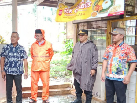 12 Petugas Gabungan Bantu Penertiban Kawasan Masjid Agung Sunda Kelapa