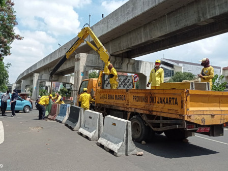 Petugas Lakukan Kanalisasi di Jalan Raya Kelapa Nias 