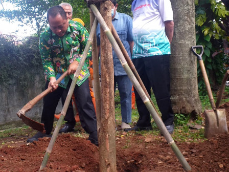 Pemkot Jaksel Tanam 10 Pohon Pelindung di Jalan Dharmawangsa Raya