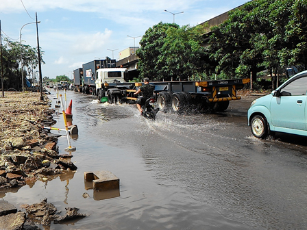  Jl Raya Cacing Tergenang Sepanjang 2 Kilometer