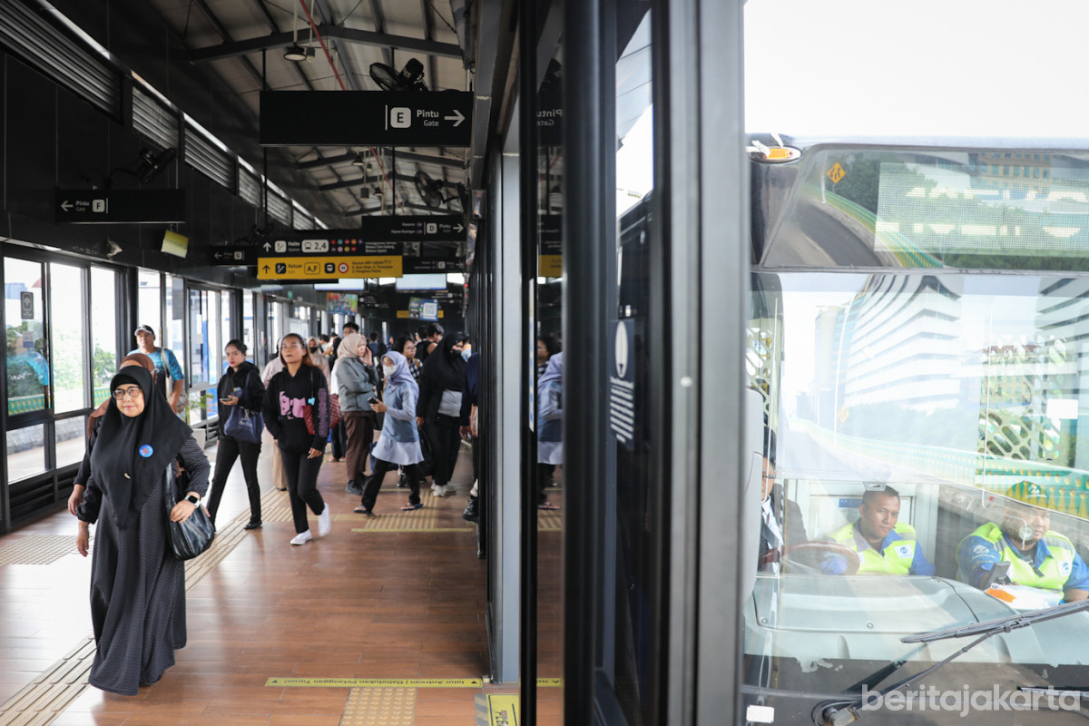 Sejumlah penumpang turun dari bus Transjakarta di Halte Transjakarta CSW 1