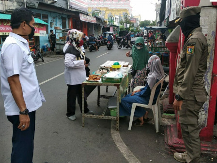 Pedagang Takjil di Kartini Disosialisasikan Aturan PSBB